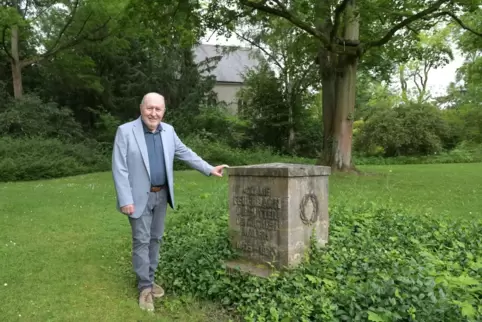 Im Adenauerpark: Werner Schineller am Grabstein von Amalie Feuerbach. 