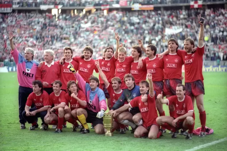 Die Pokalsieger von 1990 um Trainer Karl-Heinz Feldkamp (hinten, 2. v. l.), Bruno Labbadia (hinten, Mitte), Stefan Kuntz (vorne,