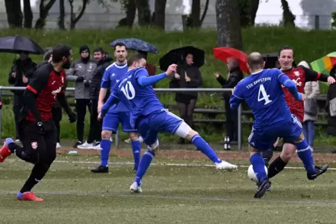 Szene aus dem Rückrundenduell zwischen dem TSV Eppstein (in Blau) und dem ASV Mörsch. Eppstein gewann 1:0.