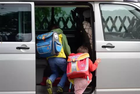 Eltern, die ihre Kinder bis vor das Schultor bringen, behindern morgens und mittag auch in Frankenthal immer wieder den Verkehr 