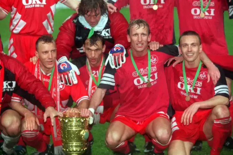 Die Pokalsieger vom 25. Mai 1996 (von links): Siegtorschütze Martin Wagner, Klaus-Dieter Wollitz (unten), Torhüter Andreas Reink