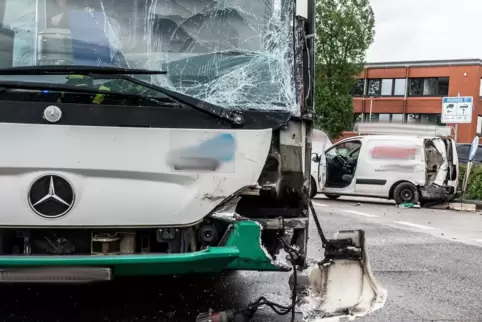 Der Bus wurde an der linken Front beschädigt, der Kastenwagen am Heck. 