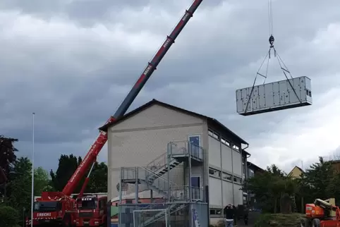 Spektakulär: Die Lüftungsanlage in Esthal kam am Mittwoch. 