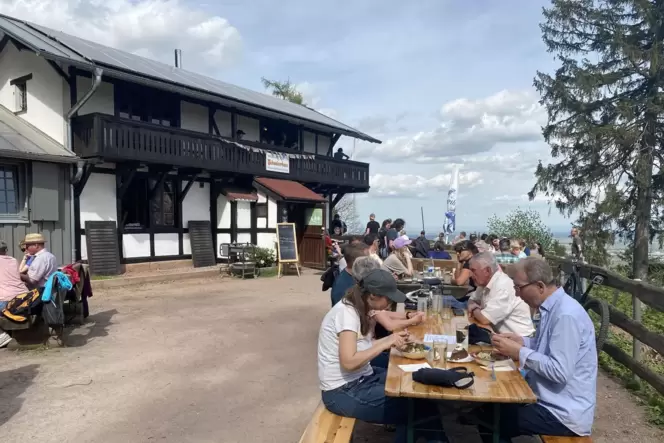 Am Schweizer Haus gibt es einige Sitzplätze und einen schönen Ausblick.