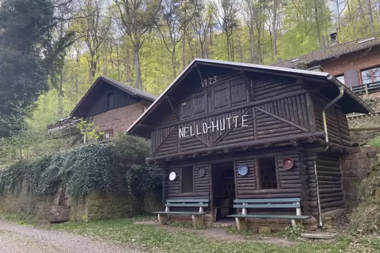 Die Nello-Hütte bietet nicht nur viele Sitzplätze, drinnen und draußen, sondern einen tollen Spielplatz mit sehr großer Wippe.