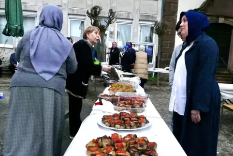 Akgül Yazici (rechts) hat im April zusammen mit der Pirmasenser Ditib-Moschee ein öffentliches Fastenbrechen organisiert.