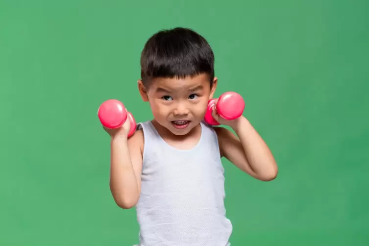 Früher war Krafttraining für Kinder und Jugendliche verpönt. Heute wird das anders bewertet. 