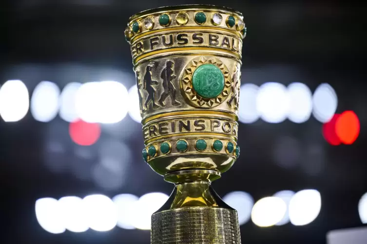 Rund 35.000 Euro wert ist der DFB-Pokal. 