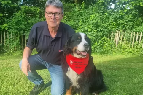Lothar Ohliger aus Schneckenhausen hat mit seinem Berner Sennenhund Noah die mehrmonatige Ausbildung zum Besuchshundeteam bei de