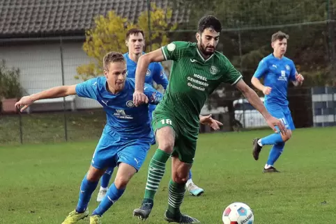 So war es im Hinspiel: Erik Tuttobene (grün) ist unterwegs zum 1:0. Dahinter Jonas Philipp Hild (FSV). 