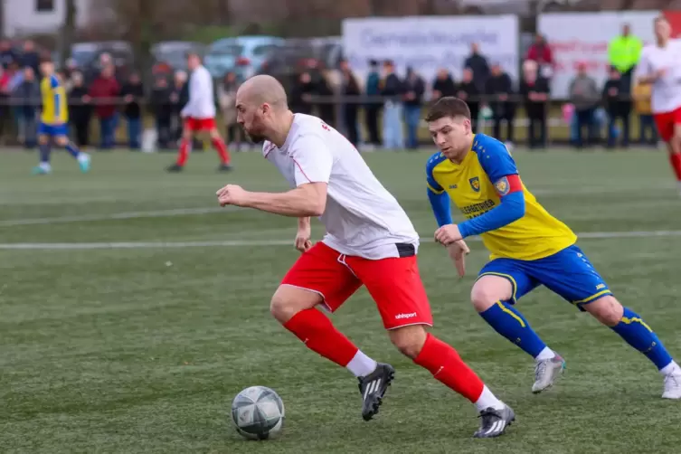 Ein Tor erzielt, ein weiteres vorbereitet: Weisenheims Spielertrainer Daniel Schattner (links) bezeichnet das 2:2 des SVW bei Sc