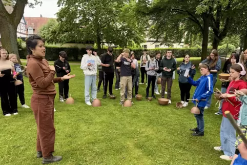 Proben mit der Komponistin im Schlosspark von Rockenhausen: Ihr Werk „Walking Bells“ wird am 21. Juni uraufgeführt.