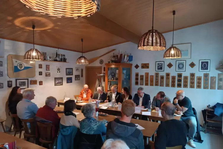 Die BI Verkehrsforum Südpfalz lädt zur Diskussion mit den Landratskandidaten und der -kandidatin ein. Martin Brandl fehlt auf de