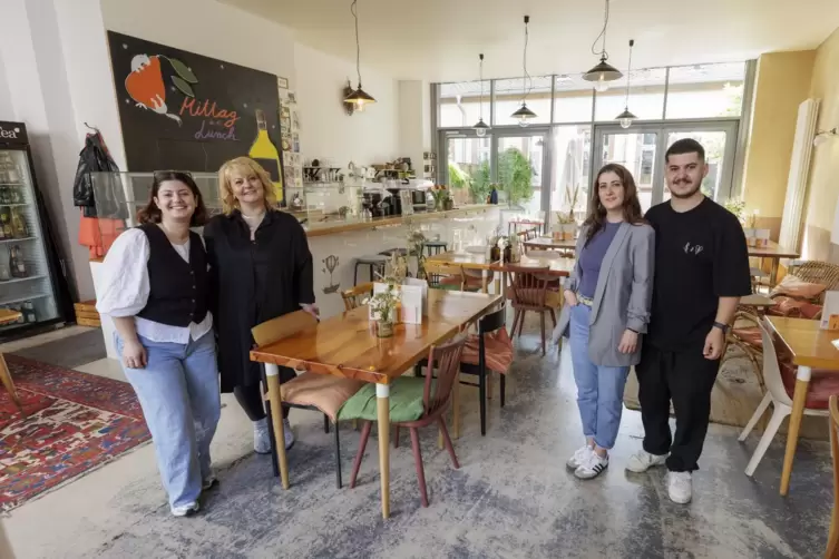 Elif Selen Sarioglu, Sengül Gürtuncay, Gülhan Sevinc und Ali Eren Sarioglu packen im Café Selen gemeinsam an. 