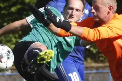 Eine Szene aus dem Hinspiel: Brückens Spielertrainer David Groß (links) taucht vor dem Kübelberger Tor auf und schießt, den Ball