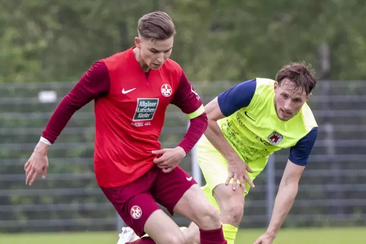 Marco Müller (links) führte in seinem letzten Spiel für den FCK II die Mannschaft gegen Bitburg als Kapitän auf den Platz. 