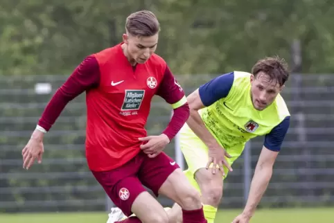 Marco Müller (links) führte in seinem letzten Spiel für den FCK II die Mannschaft gegen Bitburg als Kapitän auf den Platz. 