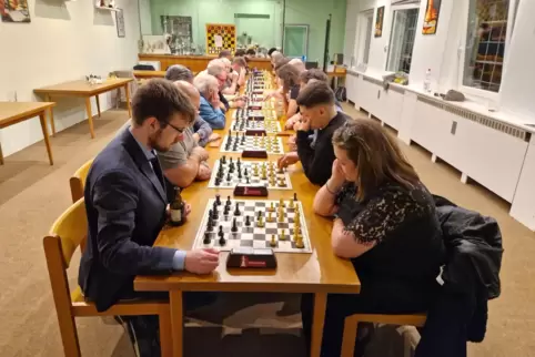 Volle Konzentration: Beim Pfingstturnier im Vereinsheim am Strandbad spielten die Schachklubs aus Colombes, Legnano und Frankent
