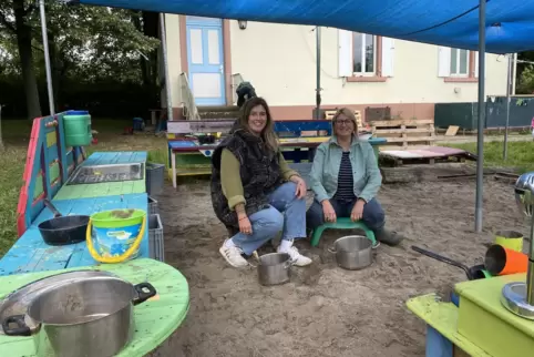 In der neuen Matschküche: Kita-Leiterin Jennifer Schulenburg (links) und Erzieherin Alexandra Hoey.