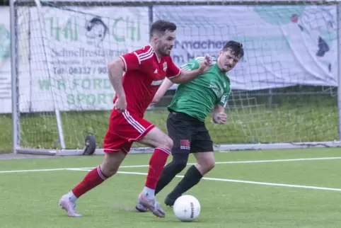  Lukas Dein (links) von der TSG Wolfstein-Roßbach wird im Nachholspiel von Dimitri Klich von den VB Zweibrücken abgeblockt. Durc