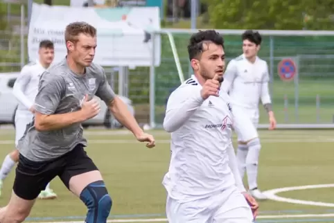 Zwölf- bis 14-Stunden-Tage kommen schon mal vor: Helmand Mohammad (rechts, hier im Spiel gegen die SG Maßweiler/Höhmühlbach) ist