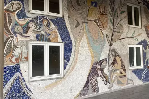 Die Arbeiten zur Sicherung des Mosaiks an der Nagelschmiedsbergschule haben begonnen.