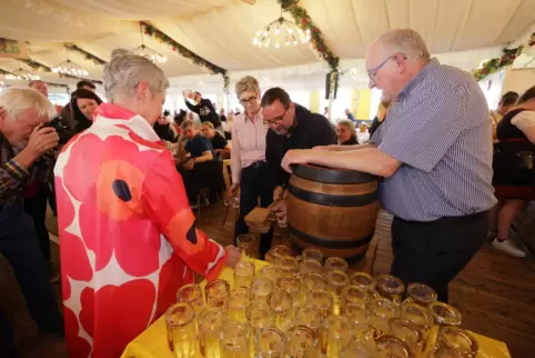 Die Ehre des traditionellen Fassbieranstichs gebührt Marktmeister Dietmar Keller (Mitte). OB Beate Kimmel und Zeltwirt Peter Lös