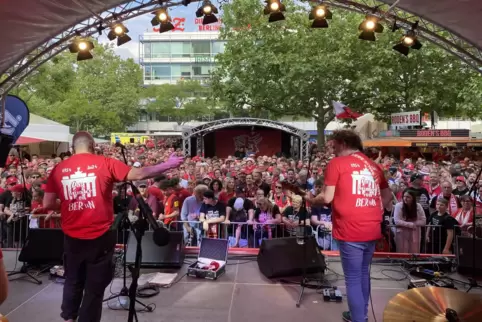 Die Anonyme Giddarische spielen, die Fans geraten endgültig in Wallung: Beste Stimmung auf dem Breitscheidplatz in Berlin. 