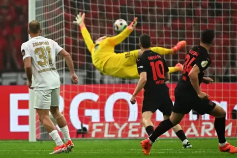 Flug ins Leere: Granit Xhaka (ganz rechts) hat aus der Distanz Maß genommen, FCK-Torhüter Julian Krahl fliegt vergebens.