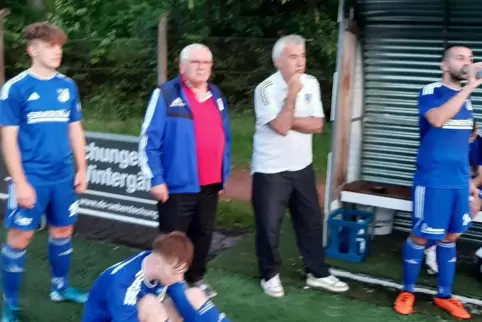 Bedrückte Stimmung beim TuS Hohenecken nach dem letzten Saisonspiel: im weißen T-Shirt Matthias Reh, links neben ihm Harry Milst