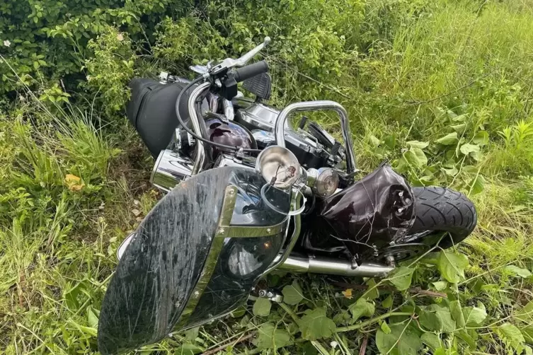 Der Mann landete mit seinem Motorrad im Grünsteifen.