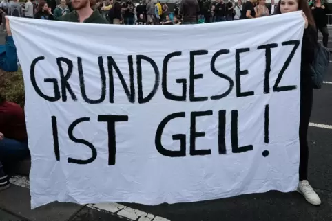 In guter Verfassung: Junge Demonstranten 2018 in Chemnitz. Das Grundgesetz hat sich im Wandel der Zeit als sehr anpassungsfähig 