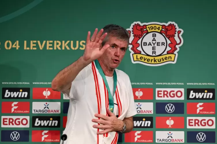 Friedhelm Funkel verlässt den 1. FC Kaiserslautern. Hier verabschiedet er sich bei der Pressekonferenz nach dem DFB-Pokalendspie