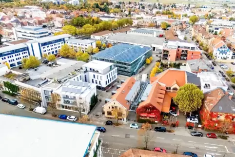 Das Areal Am Großmarkt aus der Vogelperspektive, rechts ist der Ostring, das Flachdachgebäude in der Mitte ist das Parkhaus, dah