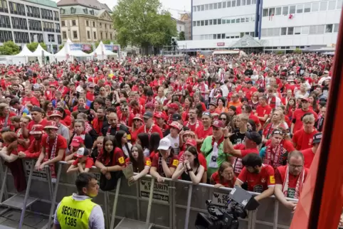 Die Mannschaft wird von einer Menge jubelnder Fans empfangen. 