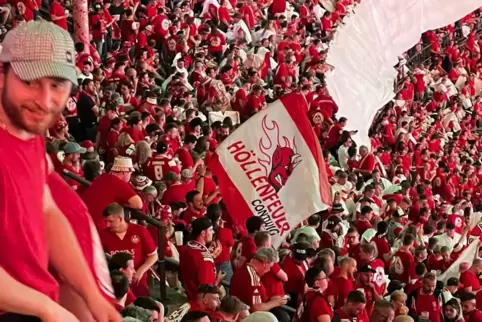 Mittendrin in der klasse Stimmung: die Lauterer Fans von „Höllenfeuer Contwig“ im Berliner Olympiastadion.