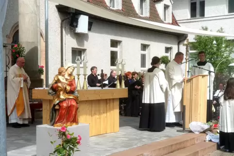 Generalvikar Markus Magin (links) und das Ensemble Stimmgewandt (im Hintergrund rechts), gestalteten den Festgottesdienst auf Ma