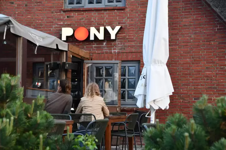 Ein Video von Gästen der Sylter Bar „Pony“, die rassistische Parolen singen, ist im Internet verbreitet worden. 