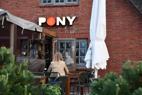 Ein Video von Gästen der Sylter Bar „Pony“, die rassistische Parolen singen, ist im Internet verbreitet worden. 