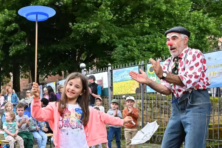 Kinderprogramm auf dem Juliusplatz: Hannah Heil lernt von Clown Giovanni Teller zu balancieren. 