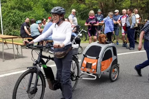 Doris Ernst hat ihren Hund Hugo, einen ungarischen Jagdhund, mit auf die Raderlebnis-Tour genommen hat. Aufgenommen wurde das Fo