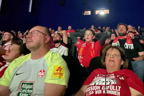 Hoffen und bangen: Das Endspiel des DFB-Pokals war bis zum Schluss spannend, und die FCK-Anhänger im Lux litten mit den Fans im 