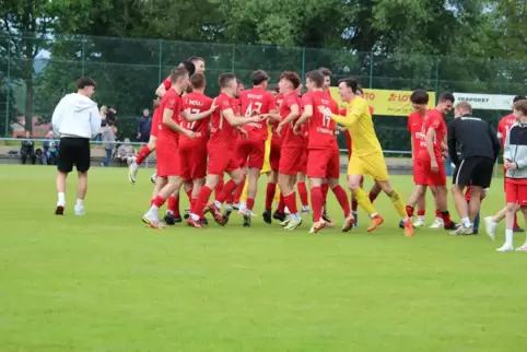 Die Spieler des SV Steinwenden feiern den Verbleib in der Verbandsliga nach dem Sieg. 