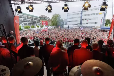 Die Mannschaft der Roten Teufel präsentierte sich einem gut gefüllten Stiftsplatz. 