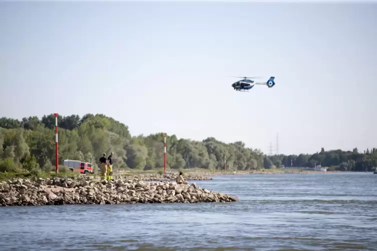 Ein Hubschrauber fliegt über dem Rhein