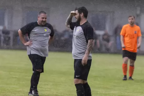 Marco Lang (rechts) sieht vor lauter Regen nicht mehr, wer alles auf der Einwechselbank sitzt.