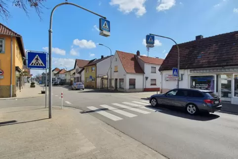 Die Hauptstraße ist – wie der Name schon impliziert – die Hauptverkehrsachse von Maxdorf. Entsprechend viele Autos fahren hier t