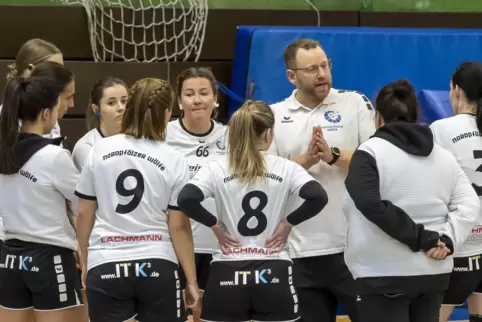 Trainer Daniel Griebe, der erst kurz vor der Winterpause die HR-Frauen übernahm, spricht in einer Auszeit mit seinen Spielerinne