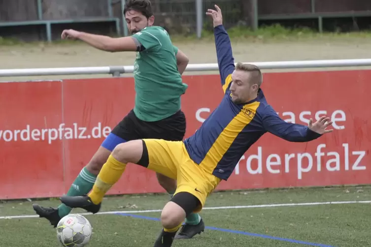 Obersülzens Torben Sachse (rechts) sorgte mit zwei Toren für den Sieg in Seebach.