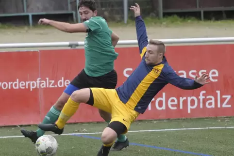 Obersülzens Torben Sachse (rechts) sorgte mit zwei Toren für den Sieg in Seebach.